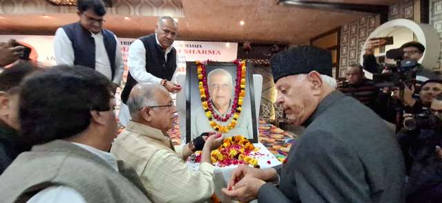 Farooq assures to installation statue of Pt Mangat Ram Sharma 