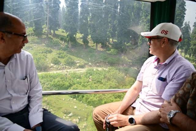  CM Omar Abdullah leads resumption of Gondola operations at Gulmarg