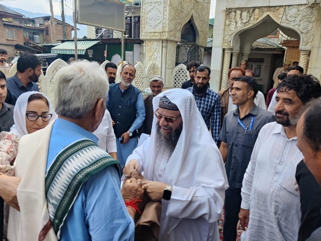 Lieutenant Governor visits sacred Hazratbal Shrine