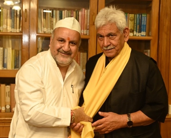  Ravinder Pandita calls on LG- invites him to Varshik abhishek & sharda divas events at Teetwal