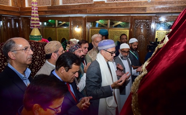 Chief Minister Omar Abdullah pays obeisance at Charar-i-Sharief on Urs of Sheikh Nooruddin Noorani (RA)